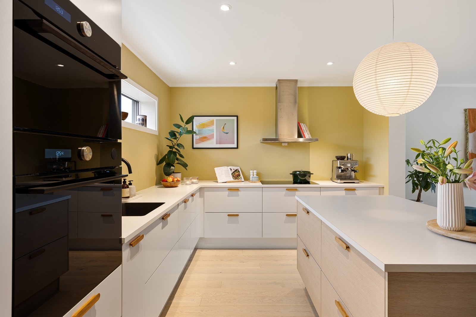 Kjøkkenet har en praktisk utforming med rikelige oppbevaringsmuligheter i skuffer under både benk og øy. Galleribilde