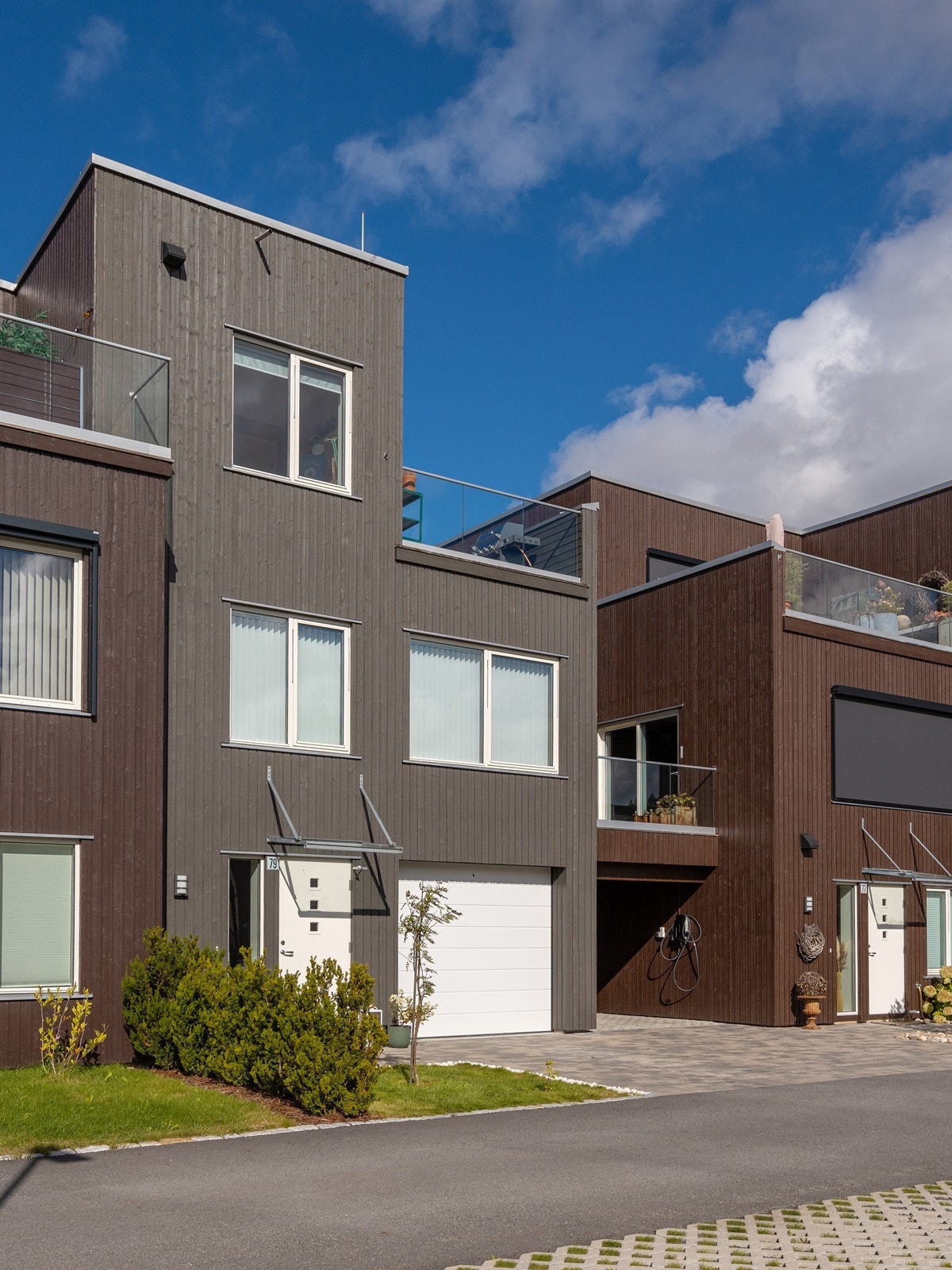 Innkjørselen er stenlagt og det er praktisk garasje som er utstyrt med lader og har plass til en bil. Galleribilde