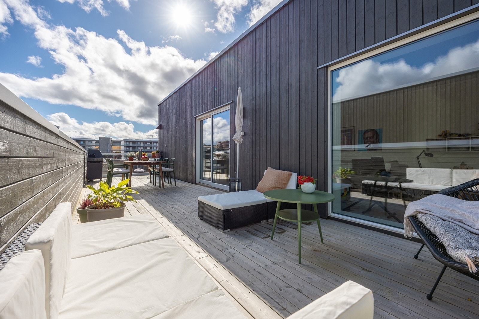 Dette er det ultimate hjemmet for å invitere både venner og familie til grillmiddager når varme dager melder sin ankomst. Galleribilde