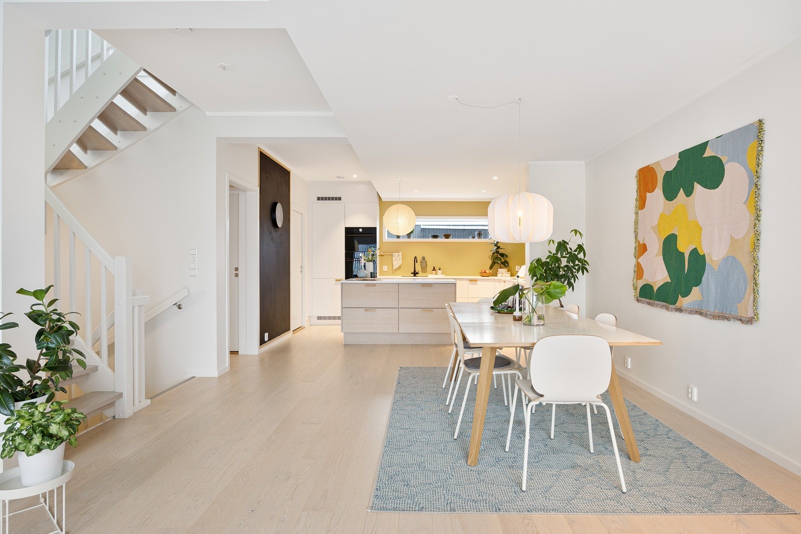 Kjøkken og spisestue er i en moderne og stilren utførelse. Galleribilde