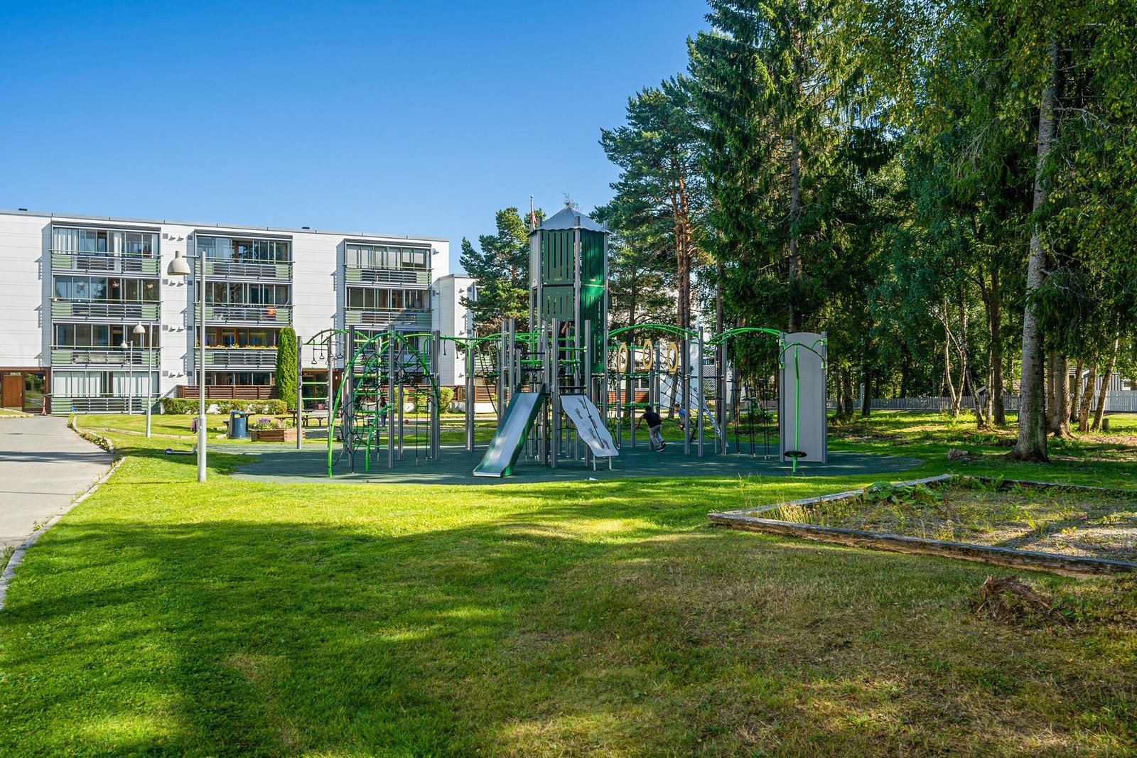 Lekeplasser og grøntareal i tunet. Galleribilde