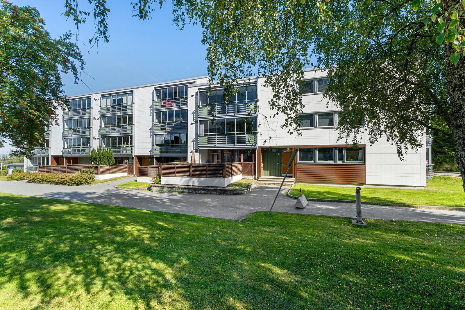 Rolig og familievennlig boligområde med kort vei til skole, metrobuss og dagligvarebutikk. Galleribilde