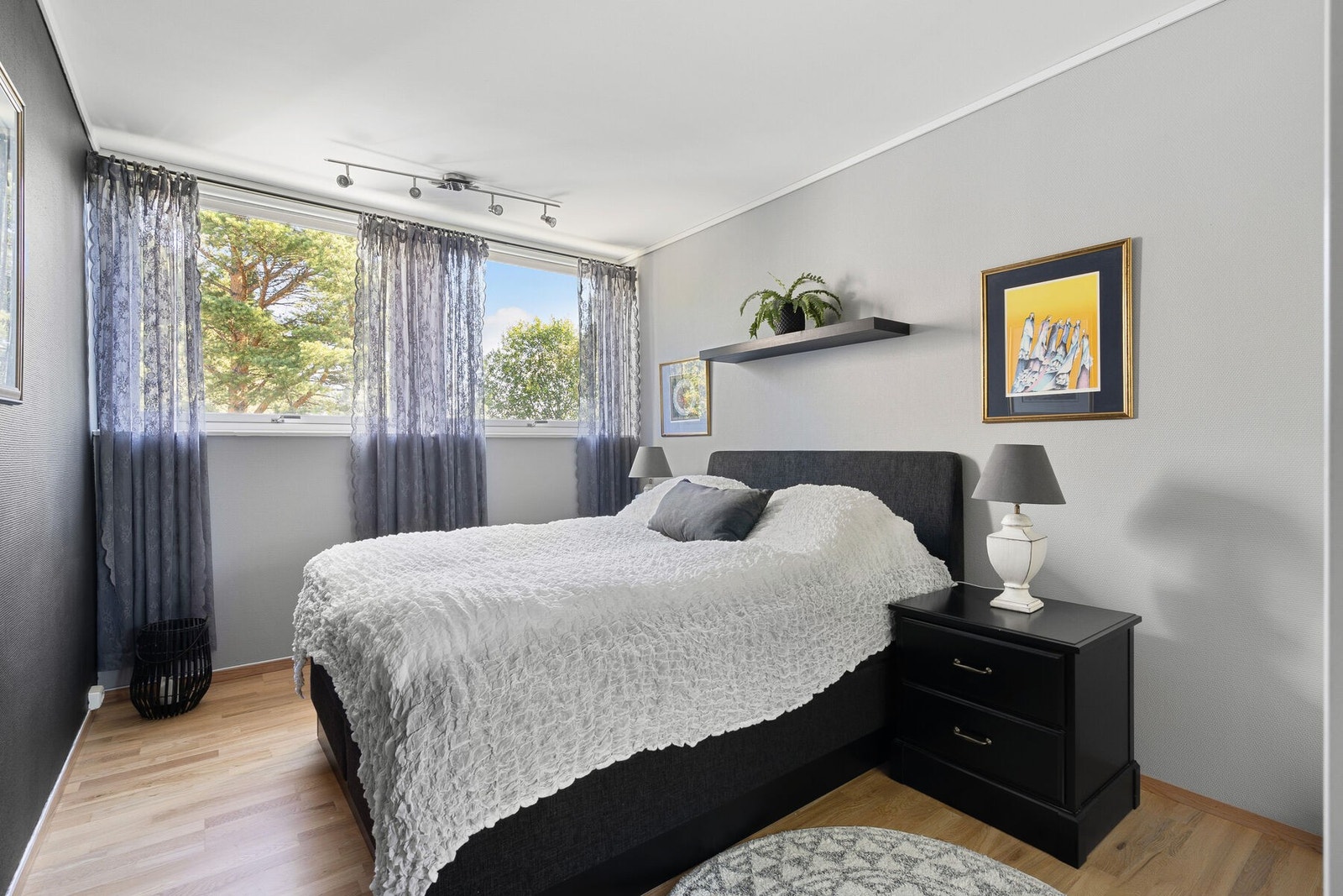 Store vindusflater i stue og soverom som sørger for rikelig med naturlig lysinnslipp. Galleribilde