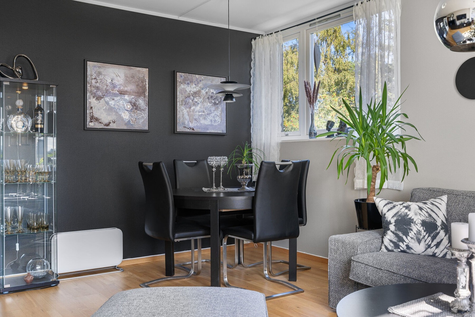 God plass til spisebord for sosiale sammenkomster. Galleribilde