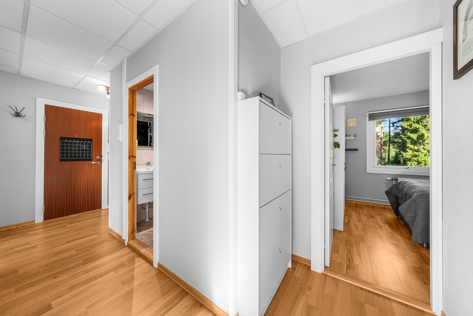 Gang med tilgang til bad og soverom. Galleribilde