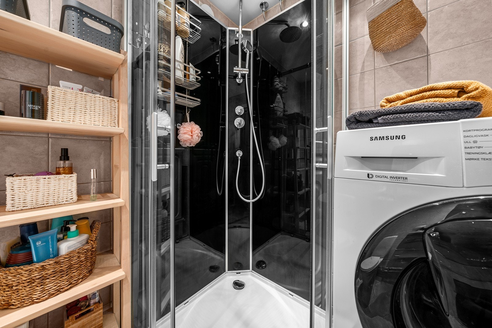 Det er opplegg til vaskemaskin på badet. Galleribilde