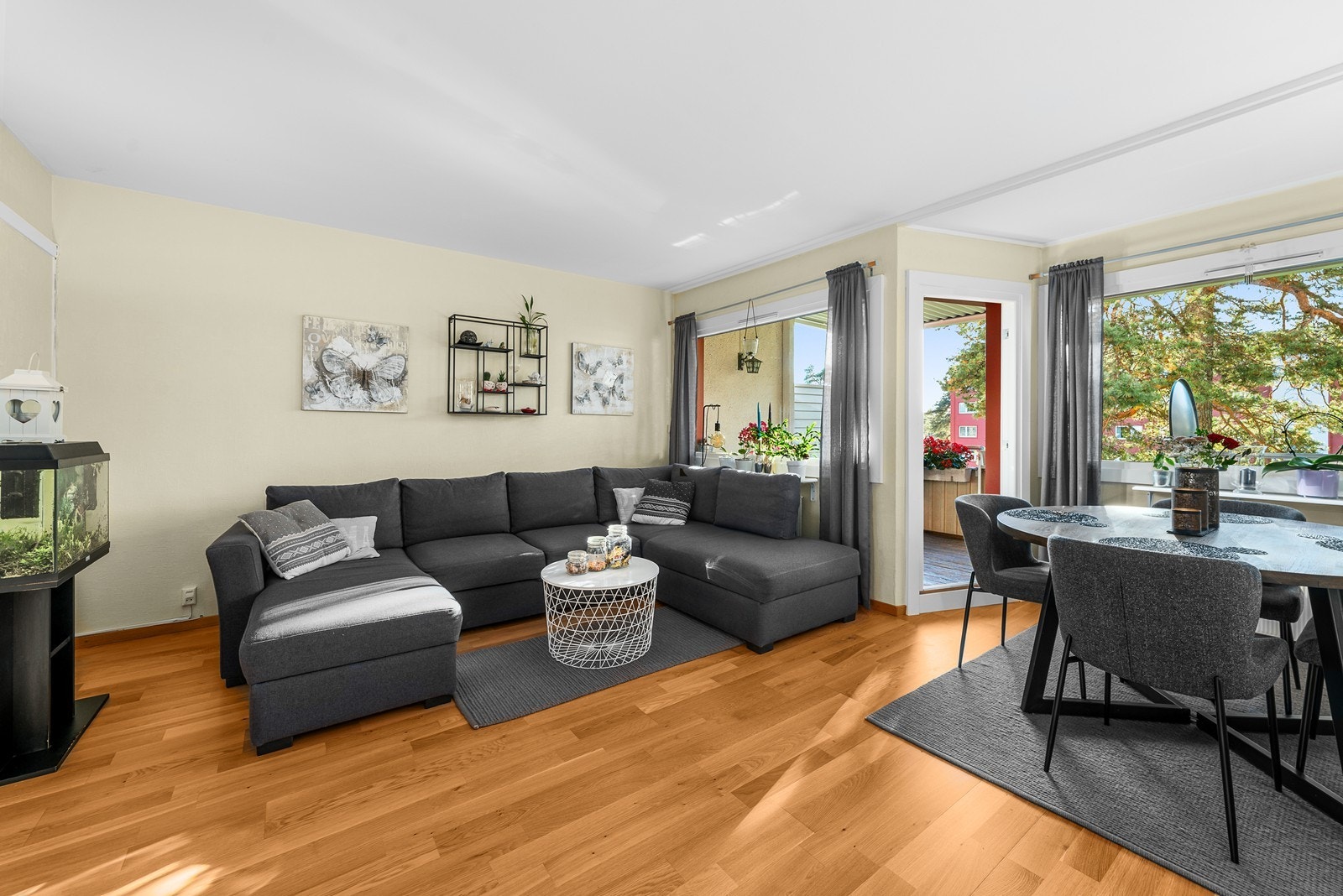 Åpen stue med direkte tilgang til balkongen. Galleribilde