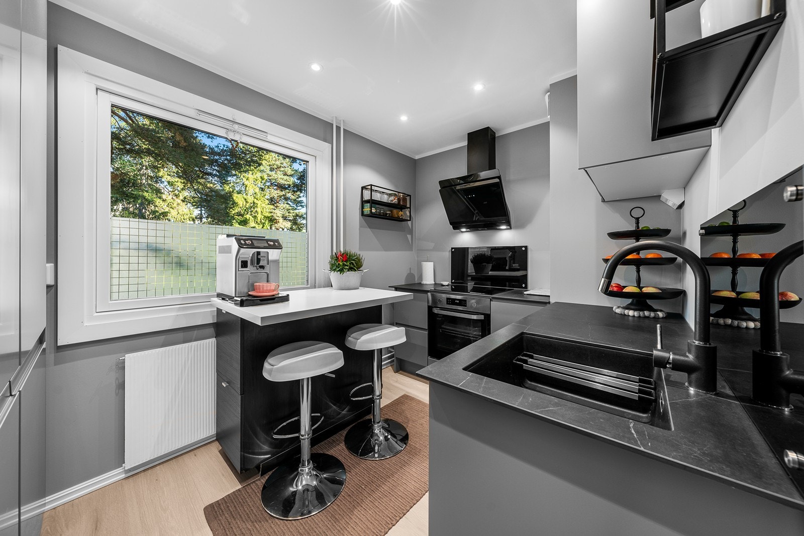 Stilrent og moderne kjøkken med downlights. Galleribilde