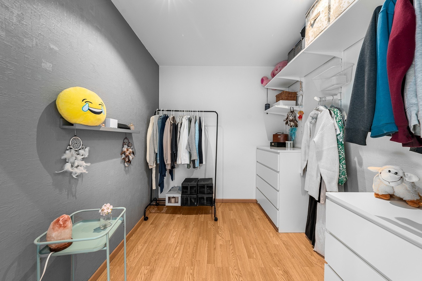 Romslig omkledningsrom med mye oppbevaringsplass. Galleribilde