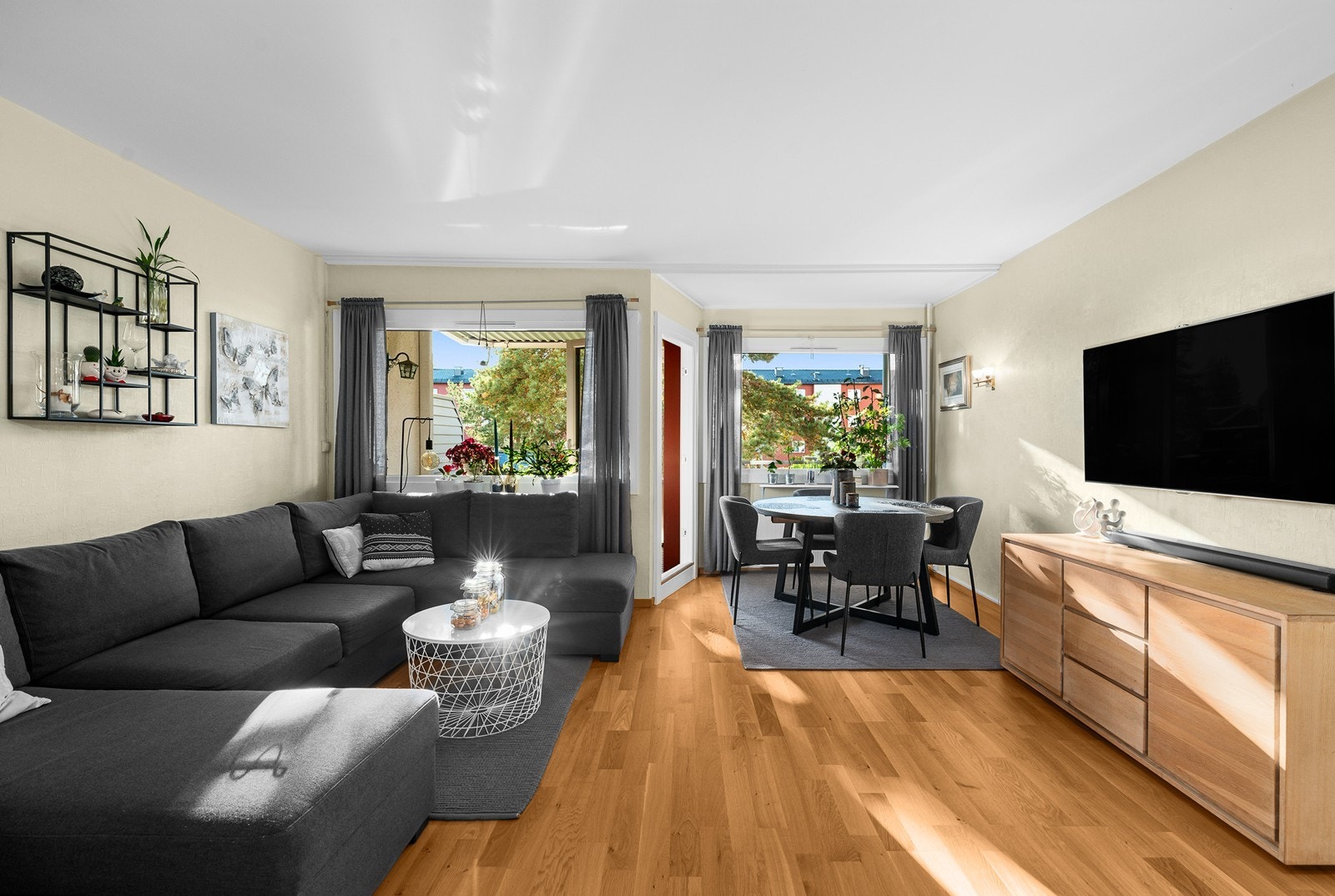 Stuen har store vinduer som gir godt med naturlig lys. Galleribilde