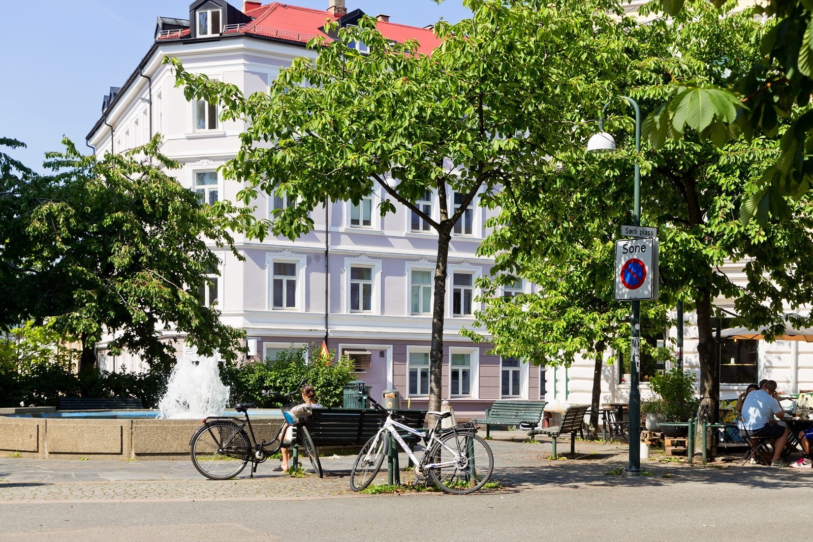 Leiligheten har en sentral og attraktiv beliggenhet i stille og rolige omgivelser på Tøyen i bydel Gamle Oslo. Her bort du med kort vei til Grünerløkka, Sørenga og Grønland Galleribilde