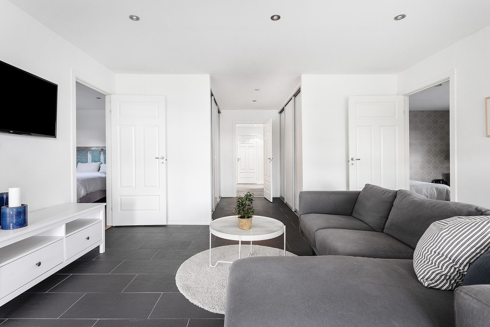 Fra tv-stuen er det adkomst til begge soverommene i underetasjen. Galleribilde