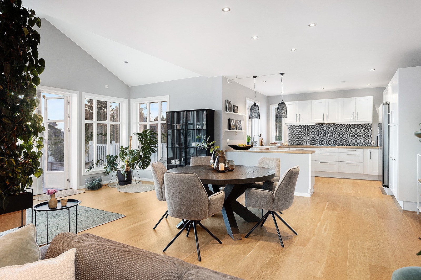 Stuen og kjøkkenet danner et stort, innbydende allrom med luftig takhøyde. Galleribilde