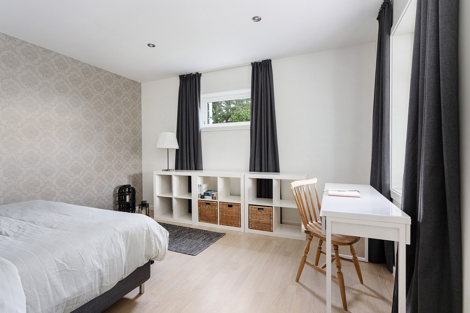 Soverommene er holdt i en stilren kombinasjon med lyse overflater mot gylne parkettgulv. Galleribilde