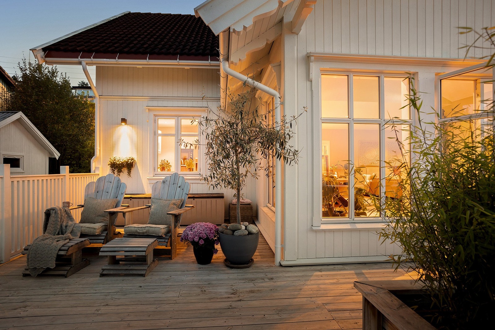 Ved inngangspartiet er det en flott, sydvestvendt velkomstterrasse på ca. 55 kvm. Galleribilde