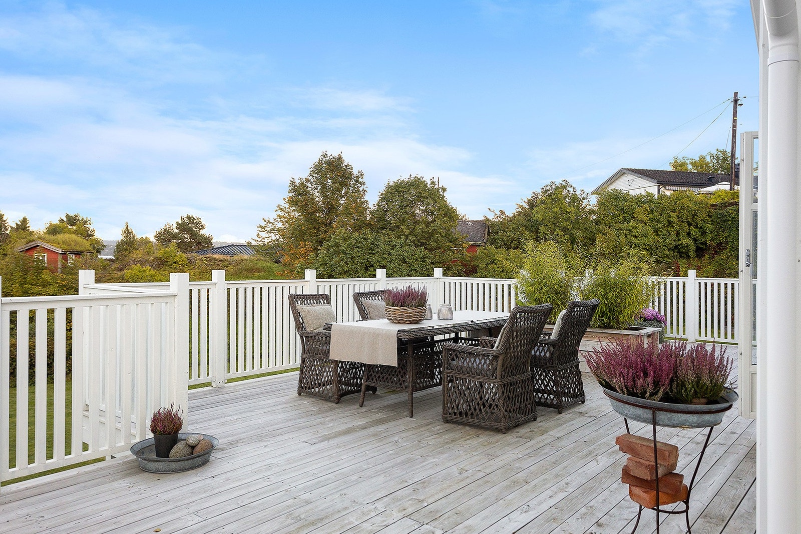 Plassbygde blomsterkasser på terrassen gir fine, definerte soner for møblering. Galleribilde