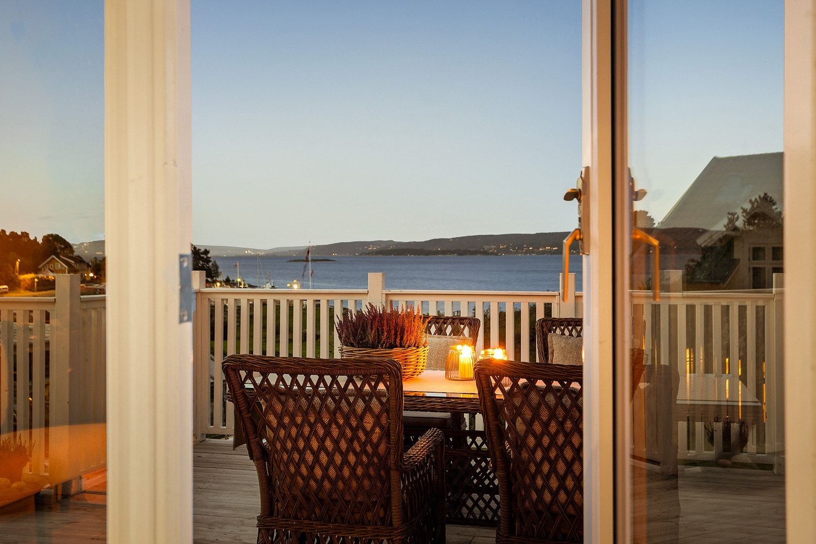 Fra den nordøstvendte terrassen ved stuen er det nydelig utsikt mot Oslofjorden. Galleribilde