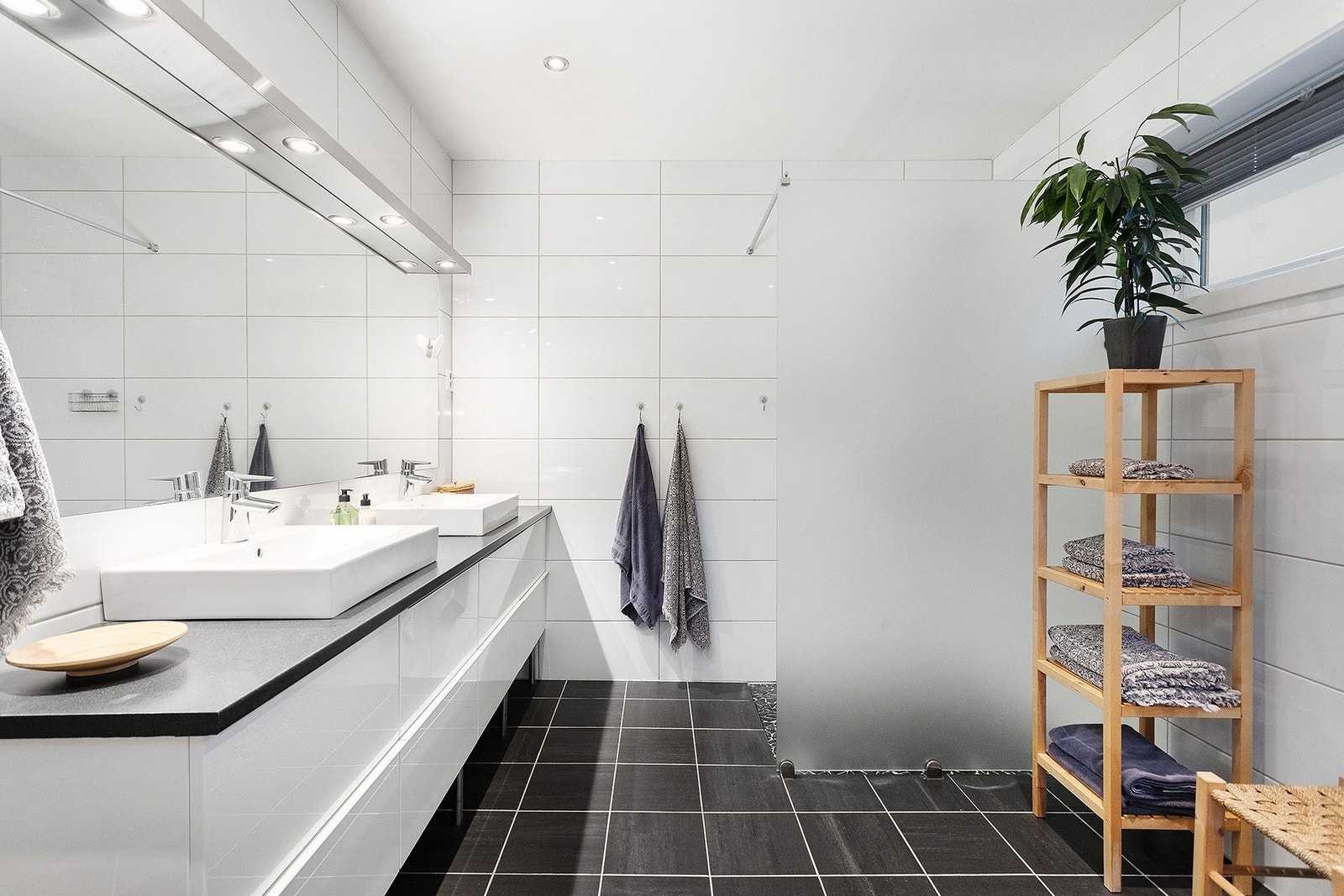 Dusjhjørnet på badet i 1. etasje har regnfallsdusj, og rommet har vegghengt toalett. Galleribilde