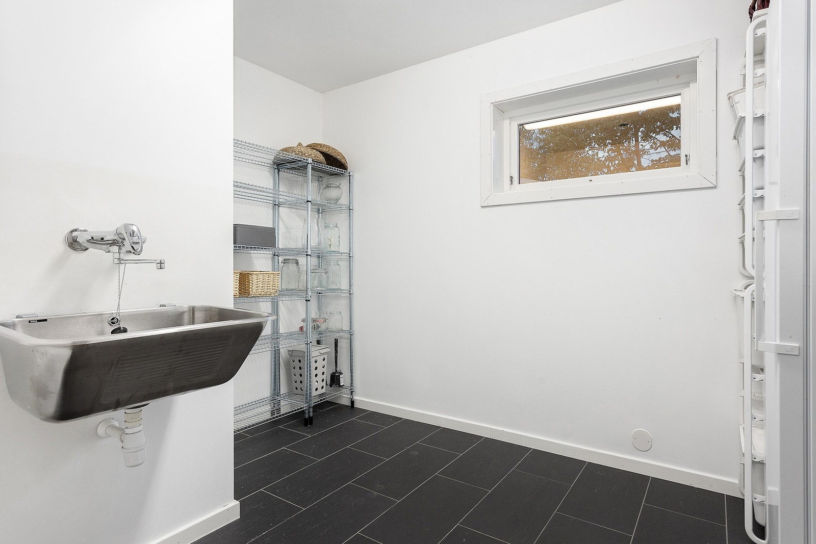 I underetasjen er det et stort, praktisk vaskerom. Galleribilde