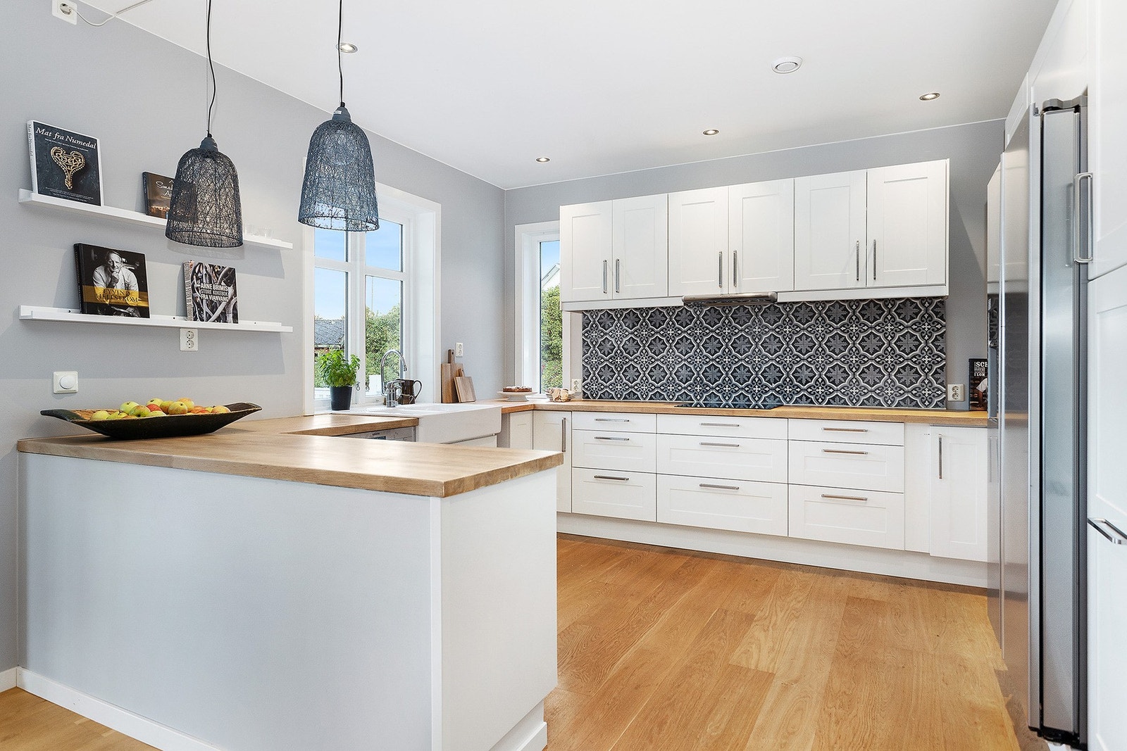 Kjøkkenet har langstrakte benkeflater som innbyr til spennende kokkelering. Galleribilde
