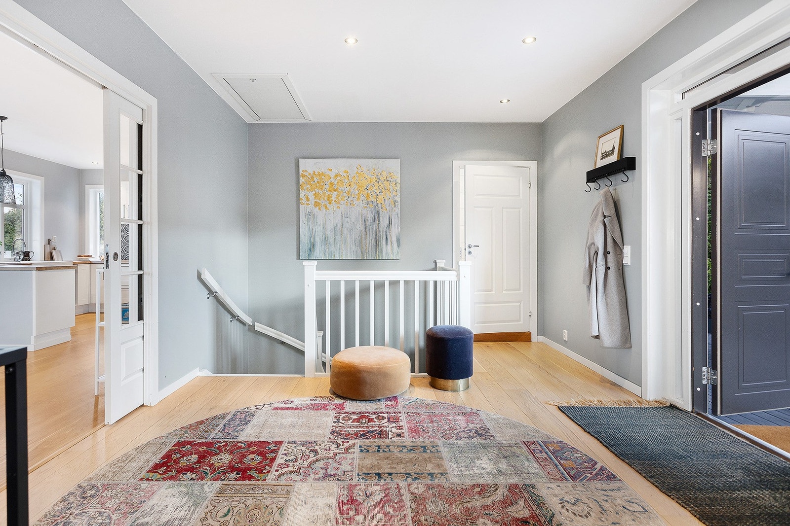 Fra hallen er det adkomst til loft med lagringsplass. Galleribilde