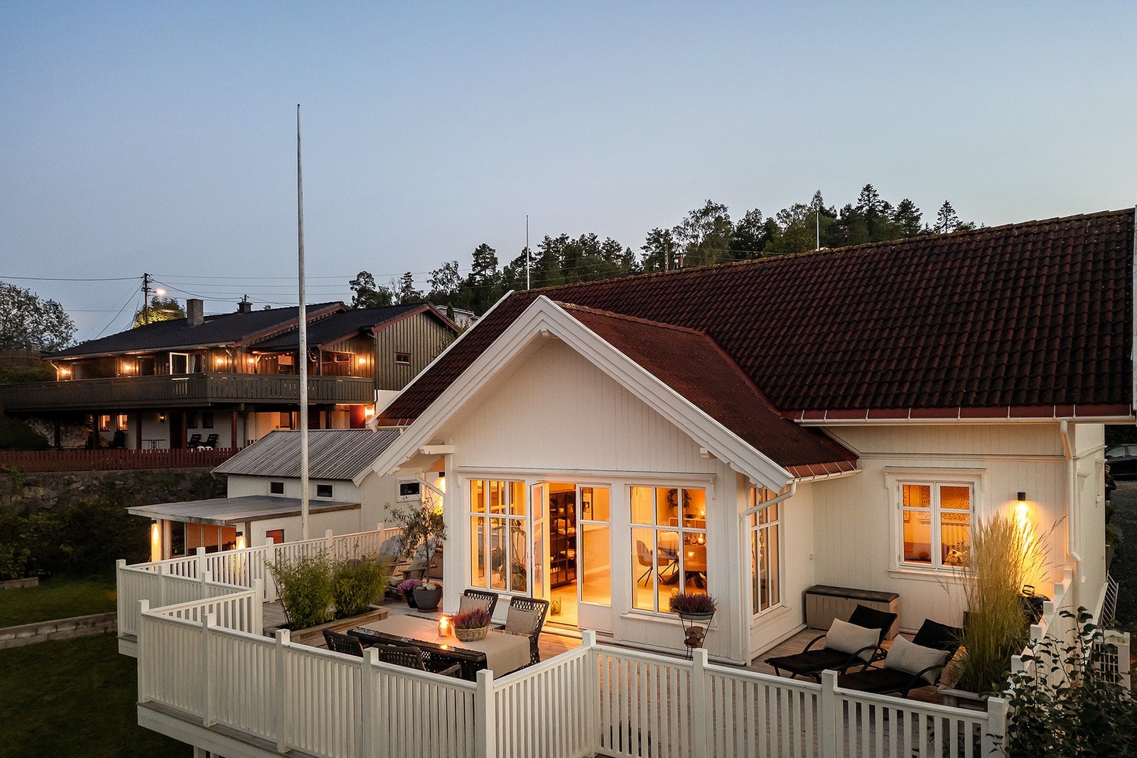 Det er rikelig med boltreplass i en stor, nordøstvendt hage. Galleribilde