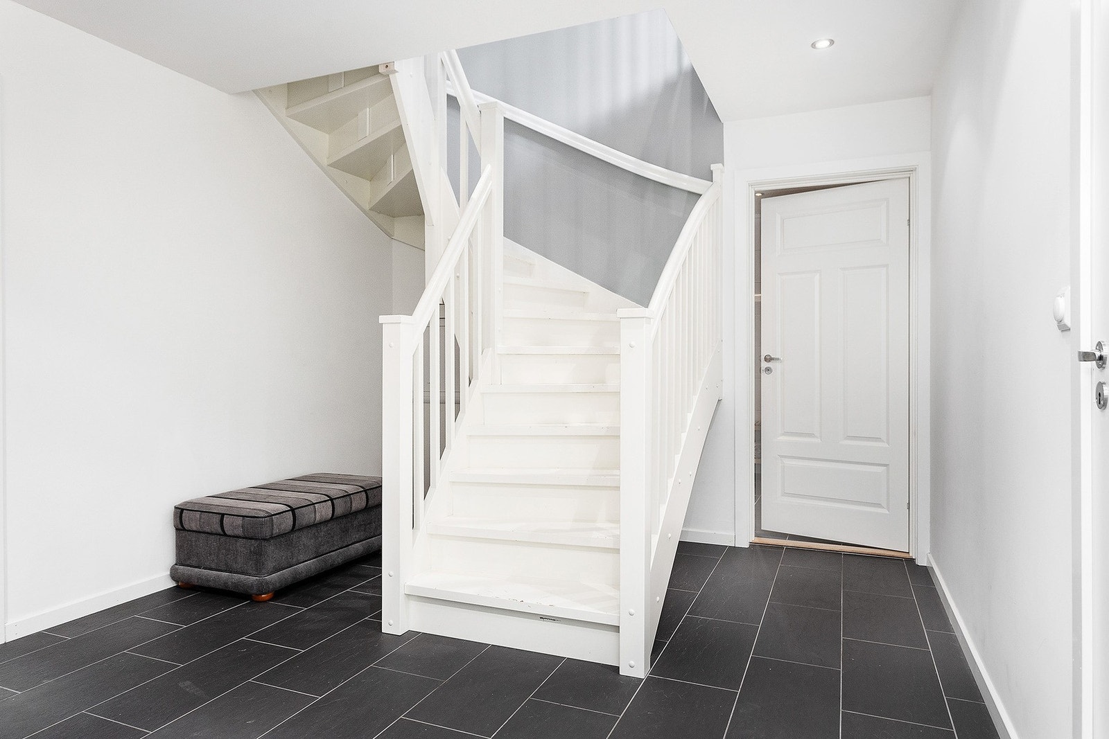 Mellom hallen i underetasjen og tv-stuen er det en mellomgang med skyvedørsgarderober. Galleribilde