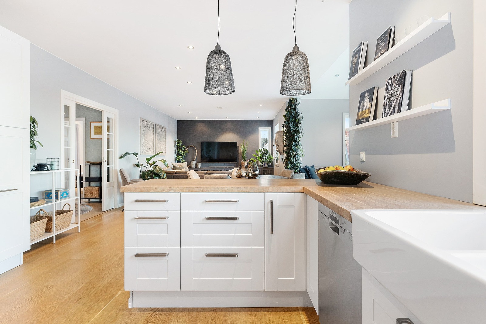 Kjøkkenet er utstyrt med integrerte hvitevarer som mikrobølgeovn, stekeovn og koketopp. Galleribilde