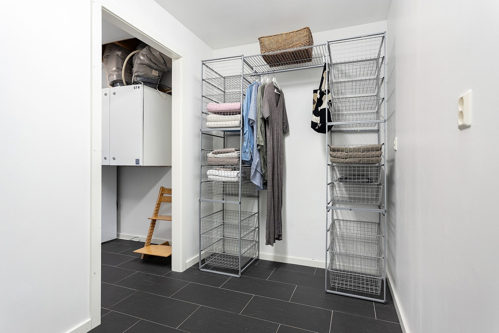 Vaskerommet er utstyrt med gulvvarme, skyllekum og opplegg for vaskemaskin. Galleribilde