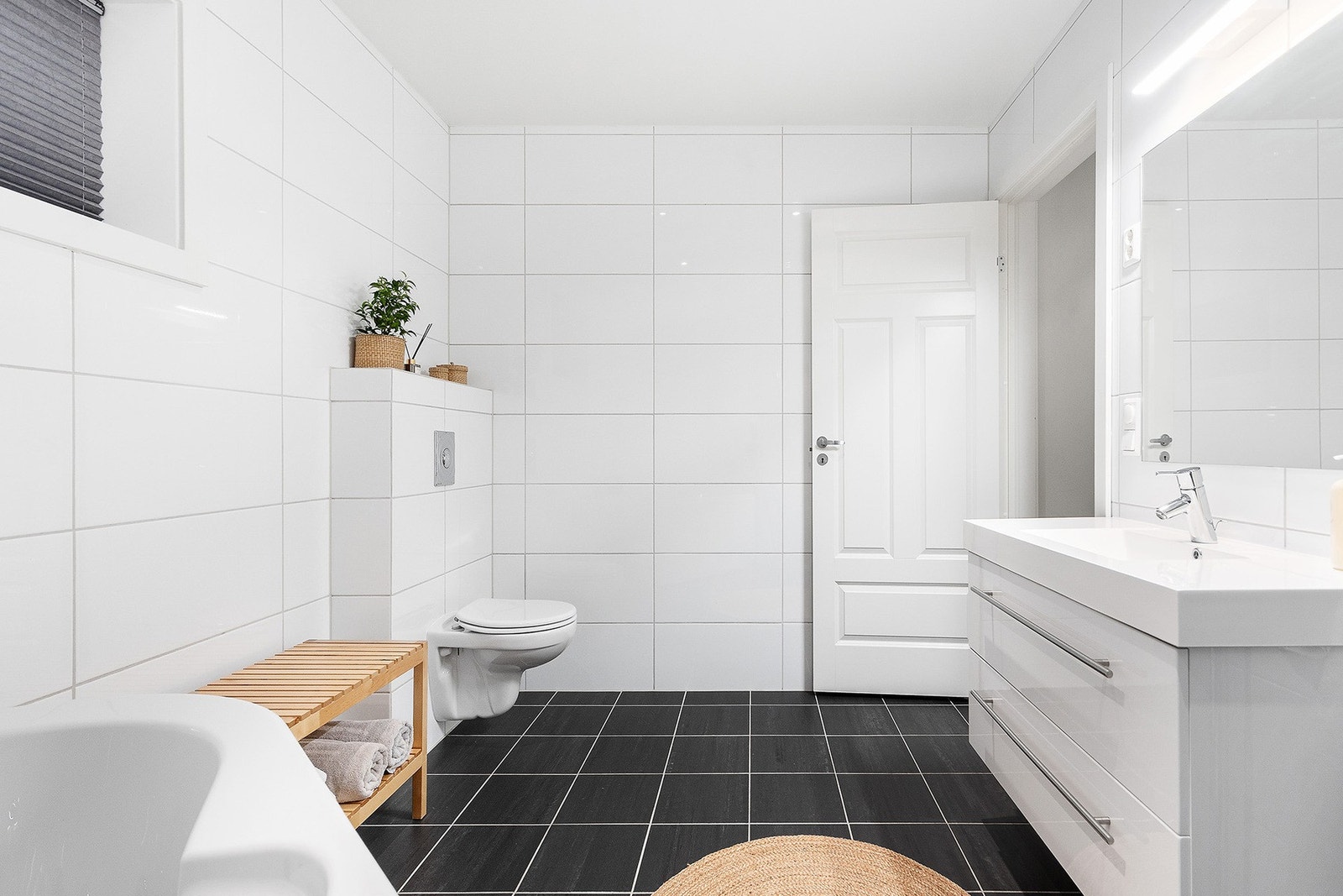 Begge badene i eneboligen har fliser på vegger og gulv. Galleribilde