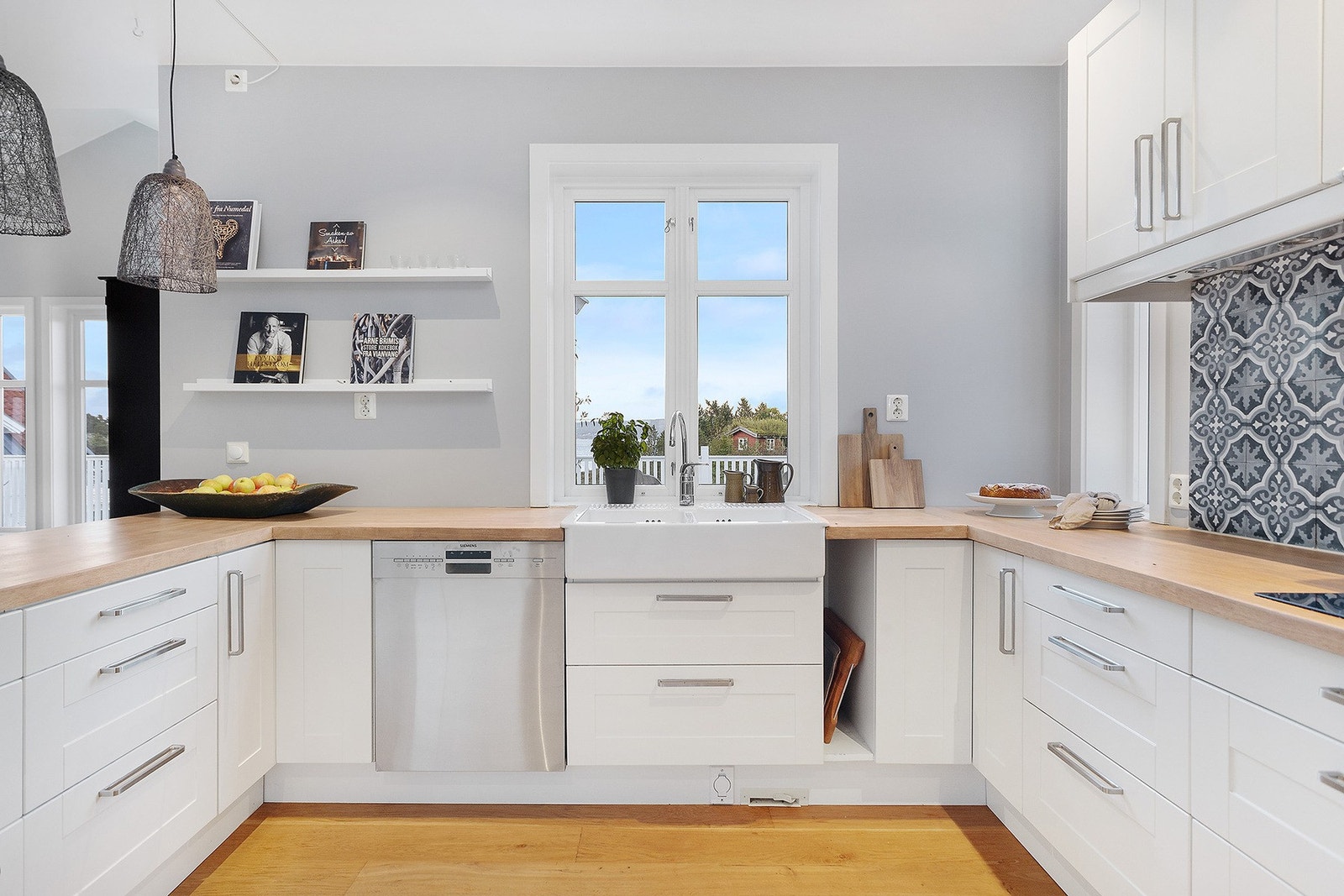 Designet på kjøkkenet er elegant og stilfullt, og benkeplaten er i solid heltre. Galleribilde