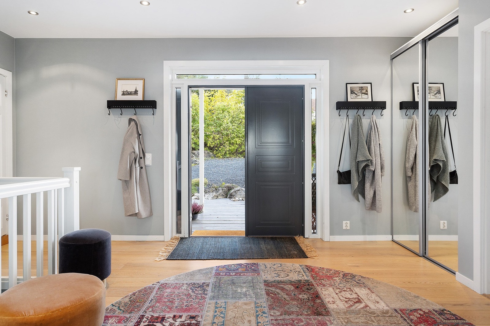 Via en tofløyet, vakker ytterdør er det adkomst til en luftig og innbydende hall. Galleribilde