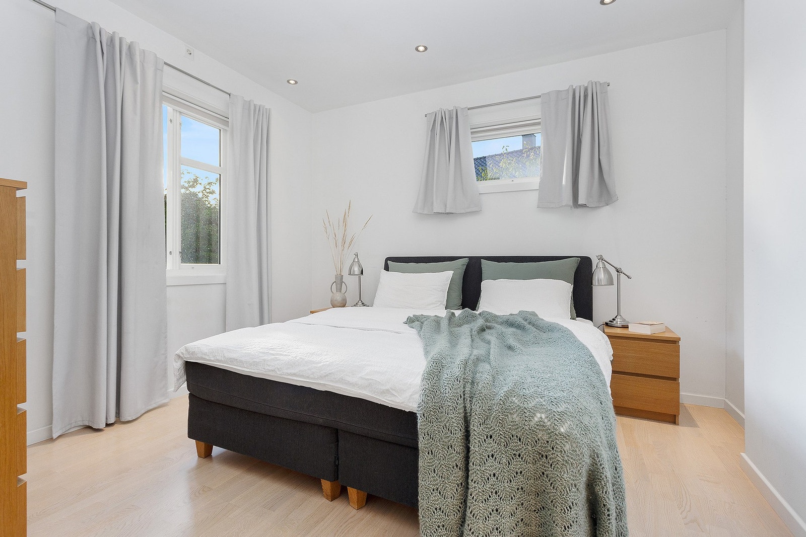 Boligen har tre gode soverom, og rommet som ligger i 1. etasje er luftig og romslig. Galleribilde