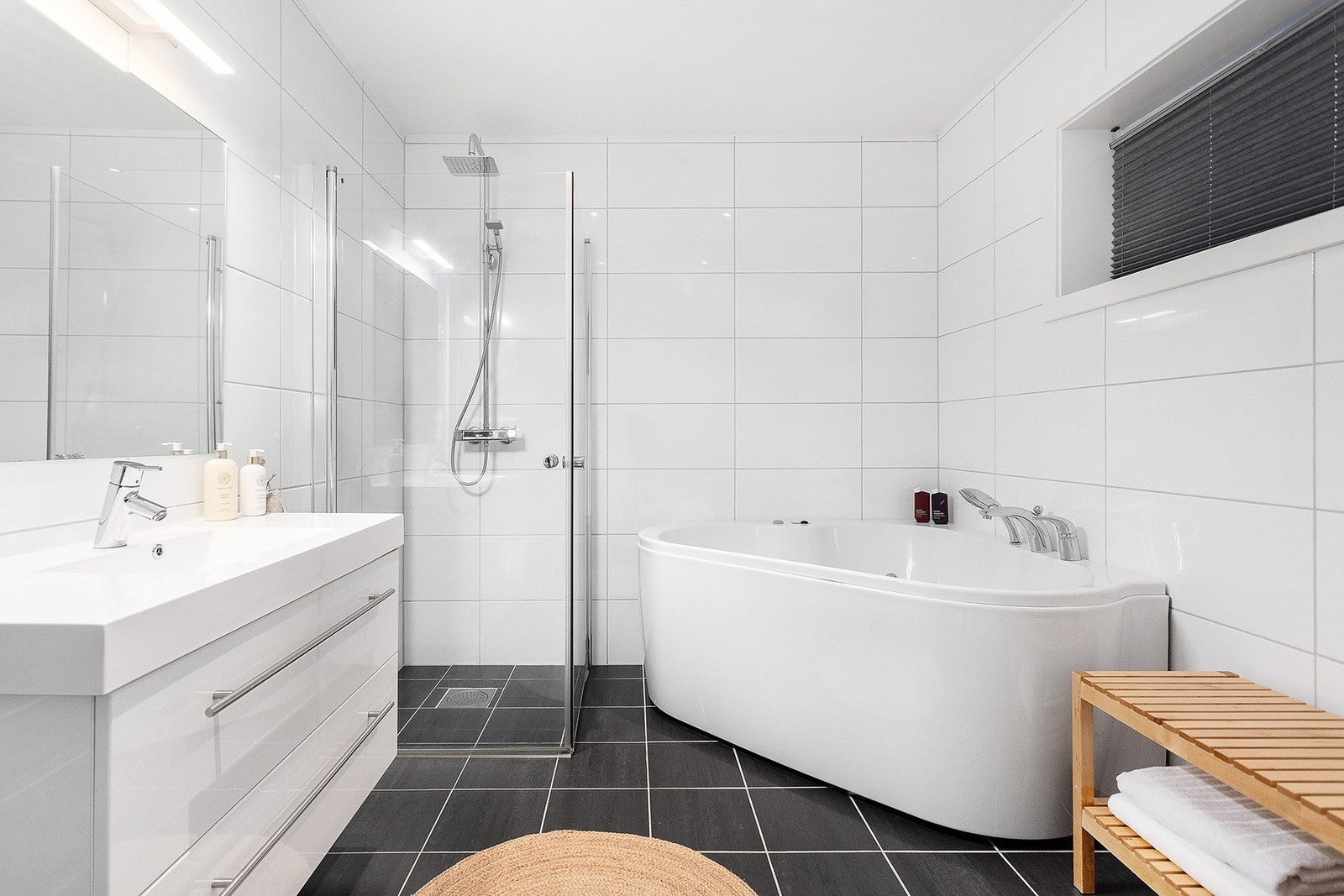 På badet i underetasjen er det både badekar og regnfallsdusj. Galleribilde