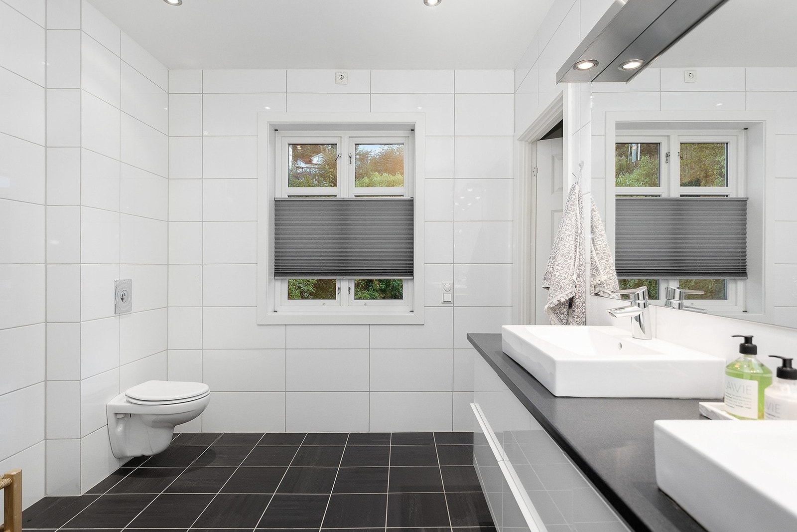 Det er god oppbevaringsplass i innredningen på badet i 1. etasje. Galleribilde