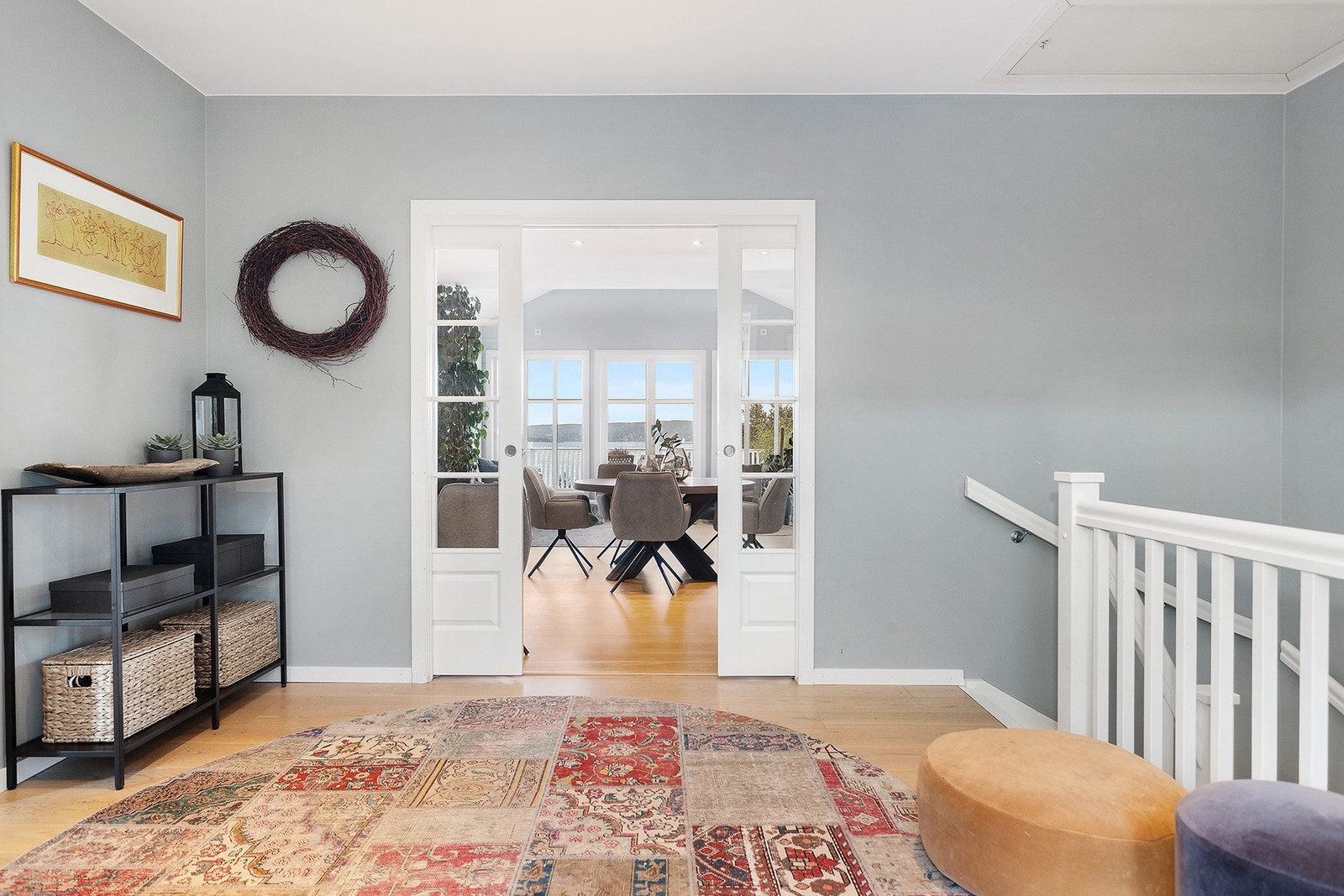 Gjennomgående for boligen er downlights i himlingen og elektrisk varme i gulvet. Galleribilde