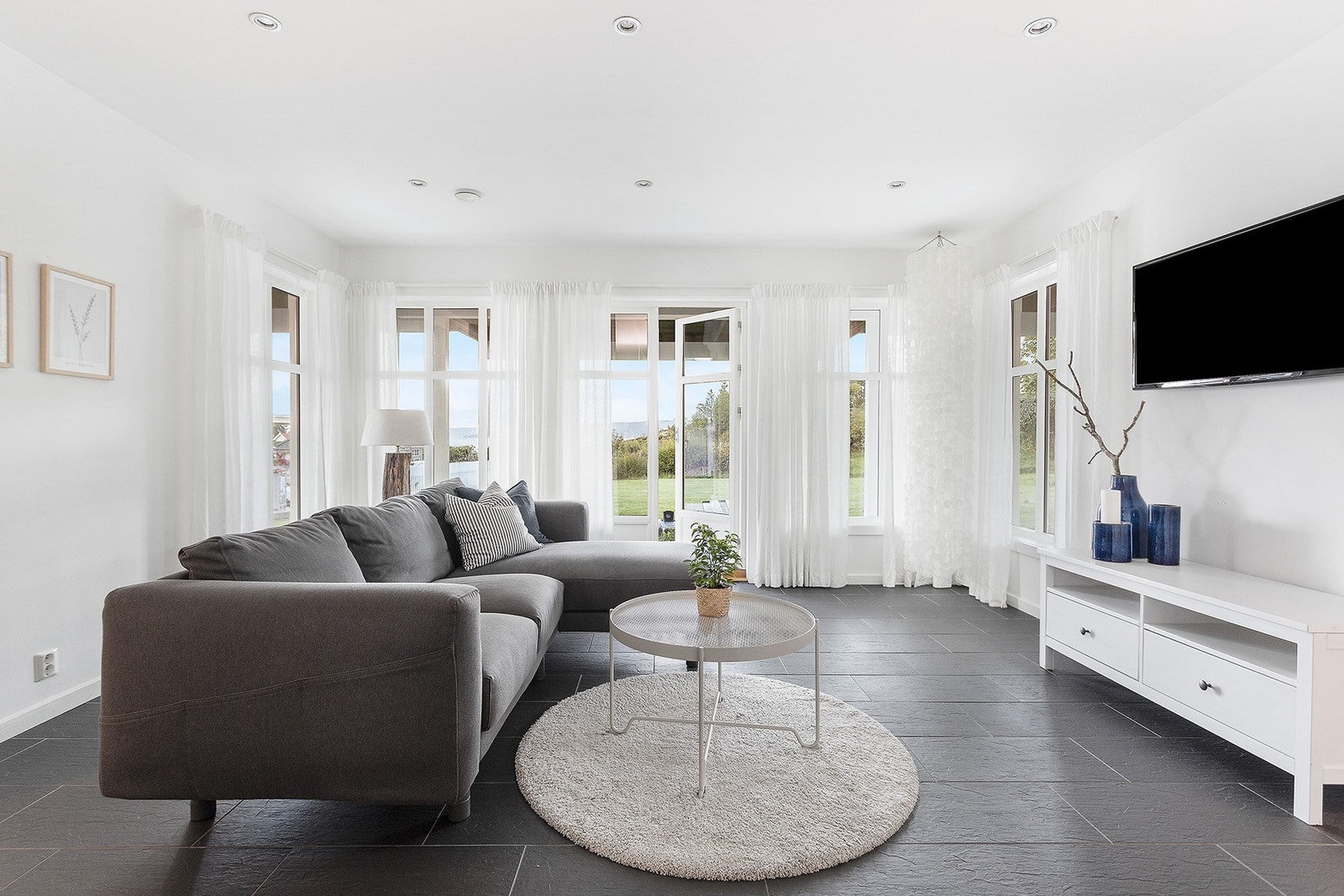 I underetasjen er det en lys og luftig tv-stue med gulvvarme og downlights. Galleribilde