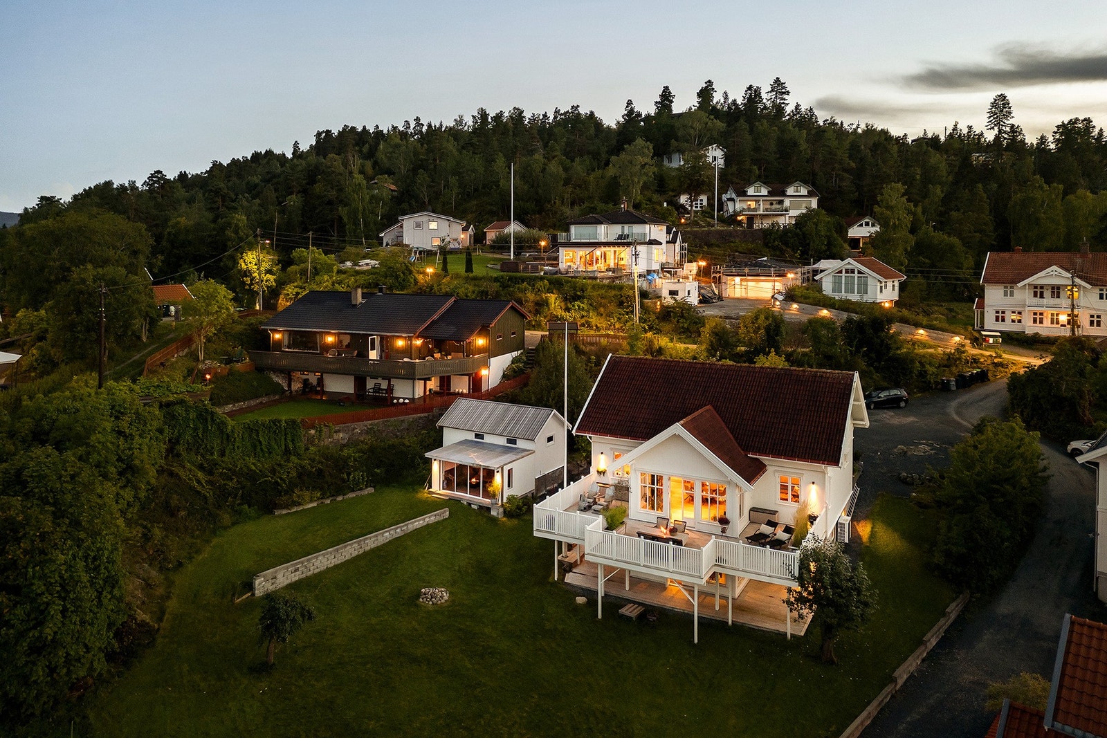 Eneboligen ligger fint plassert på en lett skrånende tomt på 1555 kvm. Galleribilde