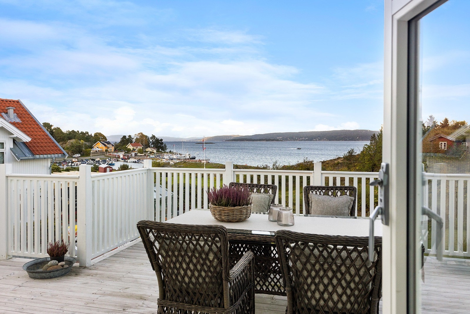 Her er det utmerket plass til grill og det man måtte ønske av utemøblement. Galleribilde