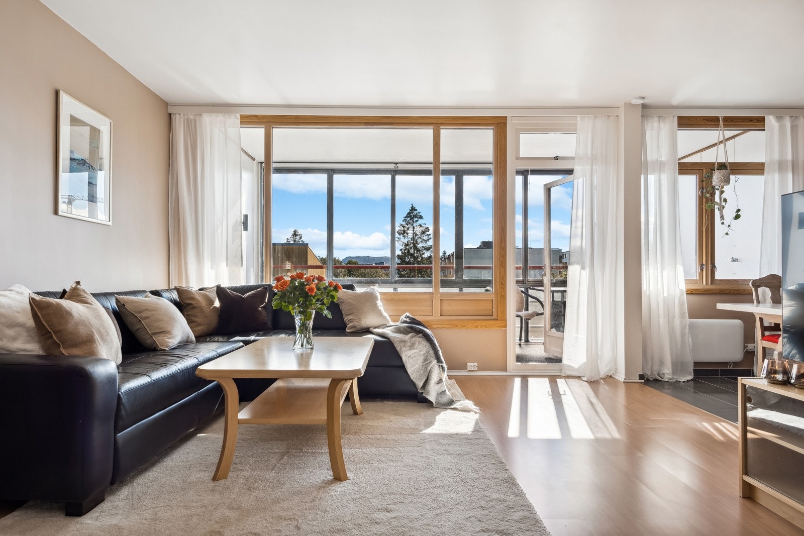 Stuen har store vinduesflater noe som gir leiligheten en lys atmosfære. Galleribilde