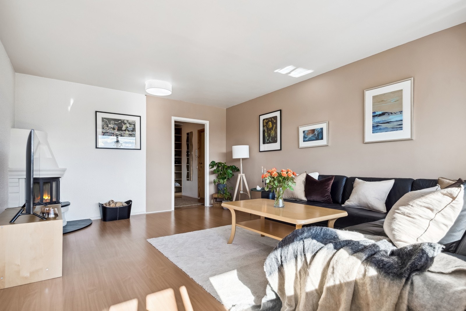 Stuen er malt i en diskre tidløs farge som gjør det enkelt å sette personlig preg på interiør. Galleribilde