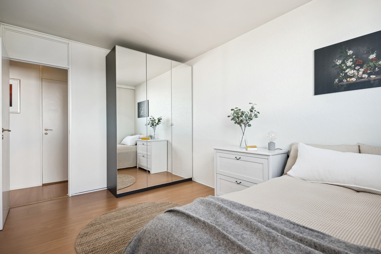 Soverom 2 har et stort garderobeskap med speildører. Galleribilde