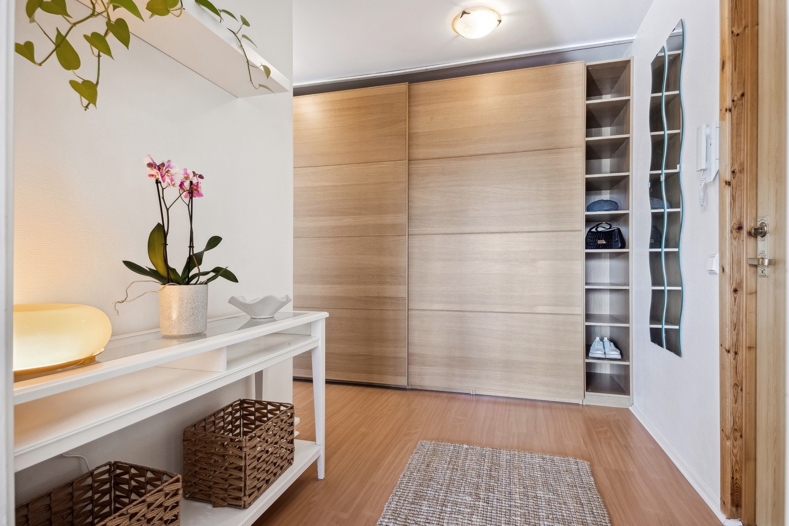 Her er det rikelig med plass til å henge fra seg yttertøy og annet man skulle behøve. Galleribilde