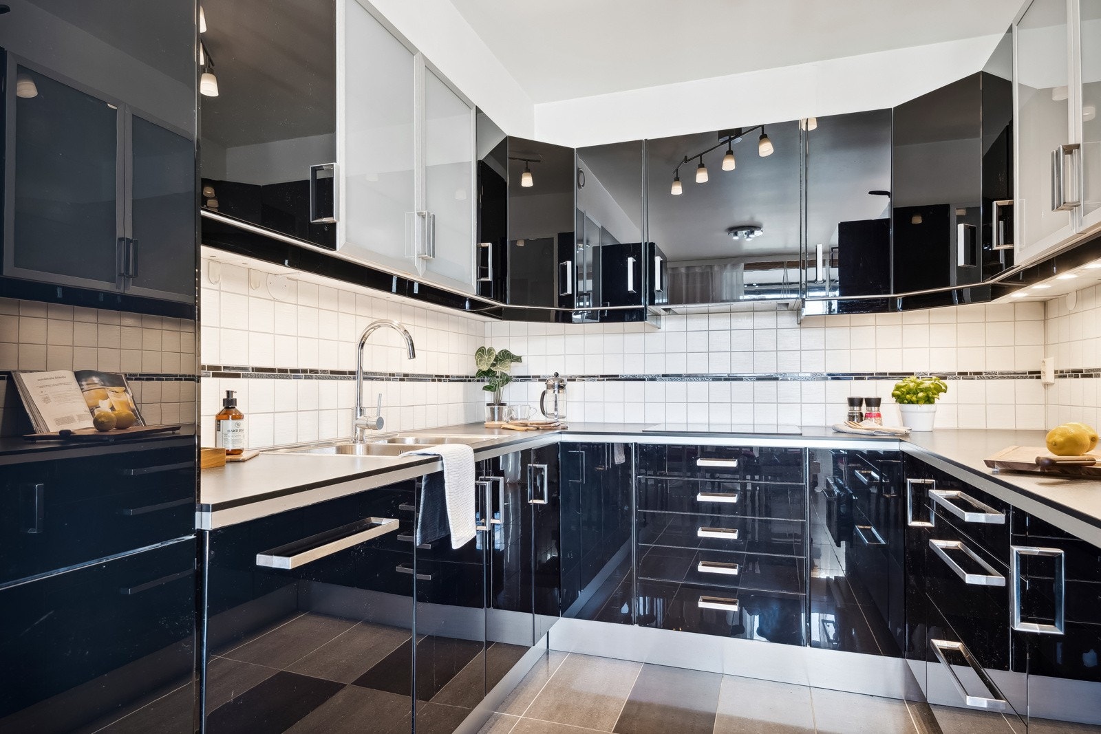 Integrert stekeovn, platetopp, oppvaskmaskin, mikrobølgeovn og kjøleskap med fryser. Galleribilde