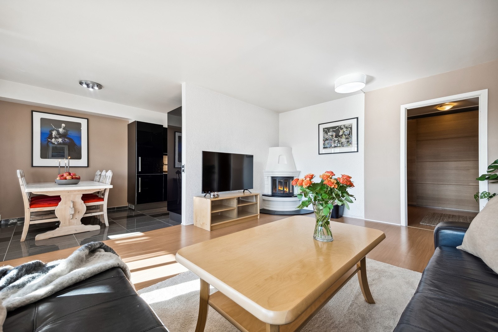 Stue og kjøkken ligger i den delvis åpen løsning. Galleribilde