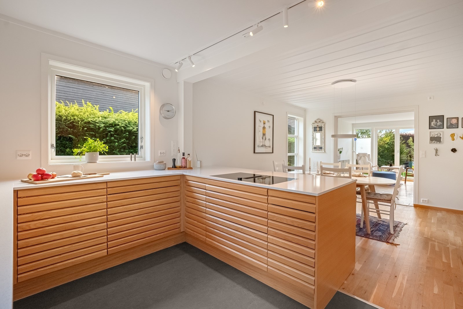 Åpen, fin løsning fra kjøkken mot spiseplass og videre til stuen Galleribilde