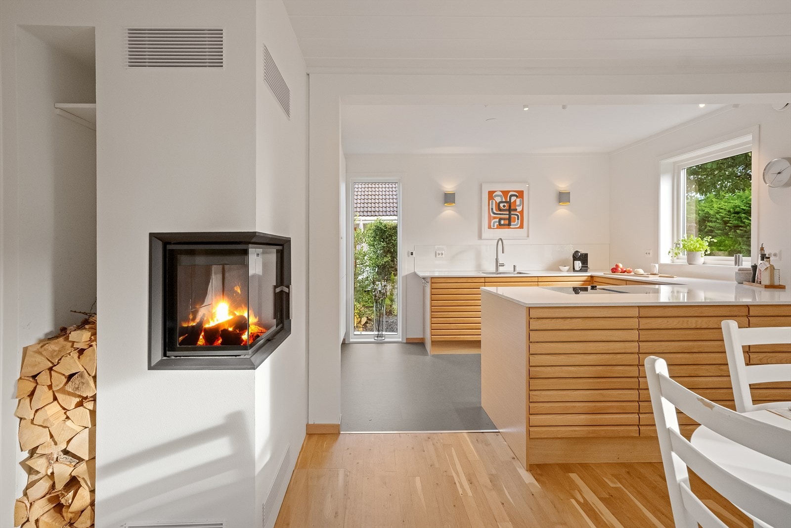 Stort kjøkken og spisestue med lekker peis fra Scan Galleribilde