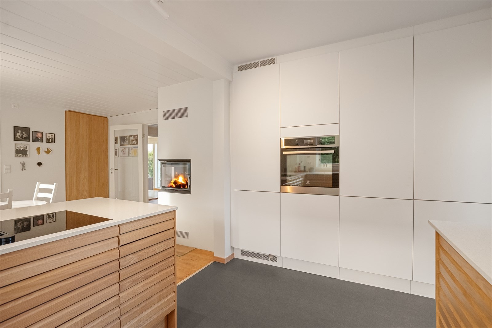 Det er god skap- og benkeplass på kjøkkenet Galleribilde