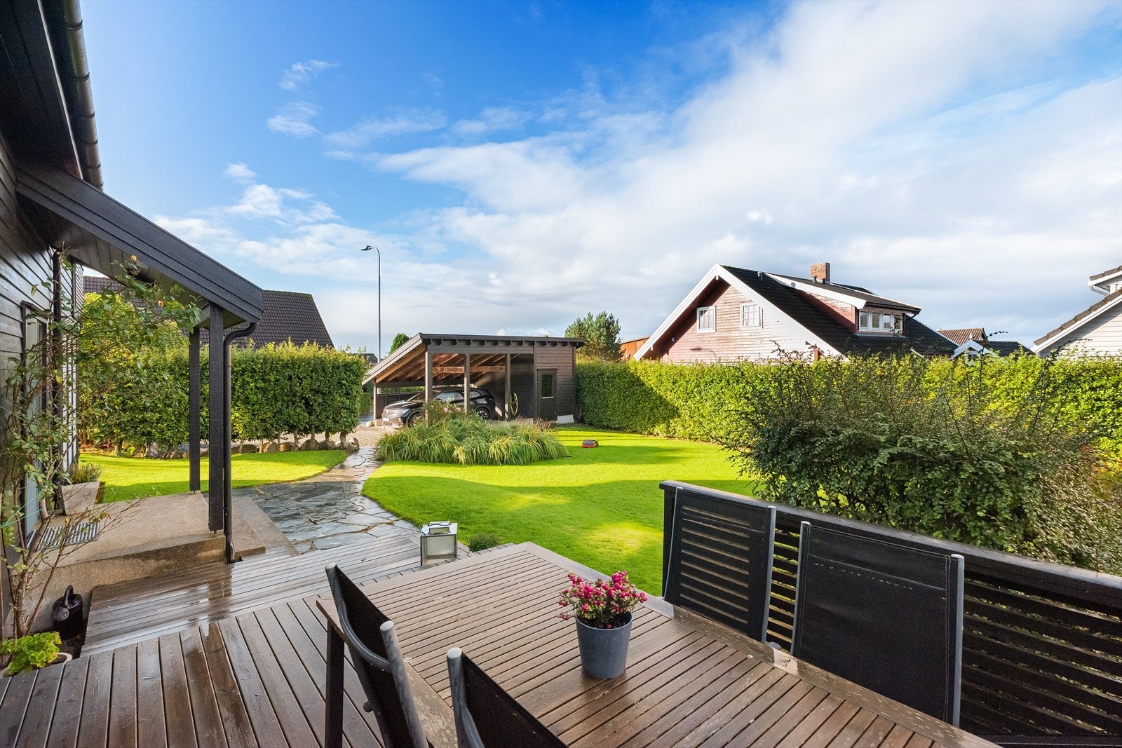 Eiendommen ligger sør/vestvendt og har gode solforhold Galleribilde