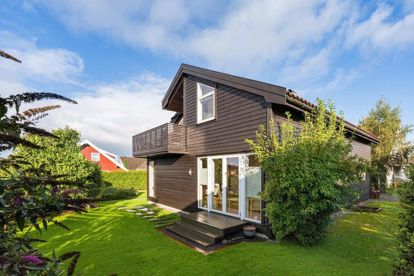 Pent opparbeidet tomt, med gode solforhold og fine uteplasser Galleribilde